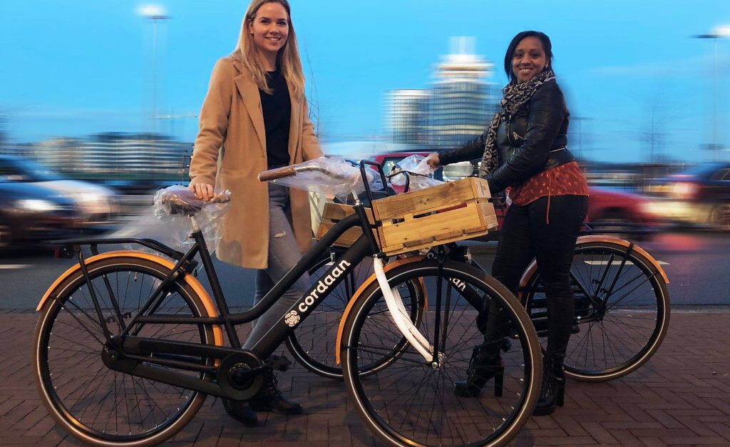 Brandbikes - twee meisjes op fiets