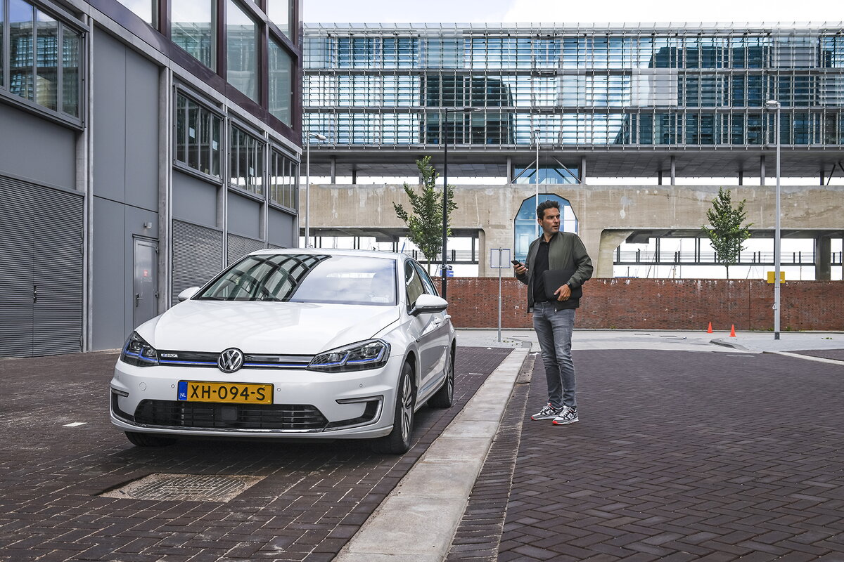 Deelauto hely met mannelijke gebruiker