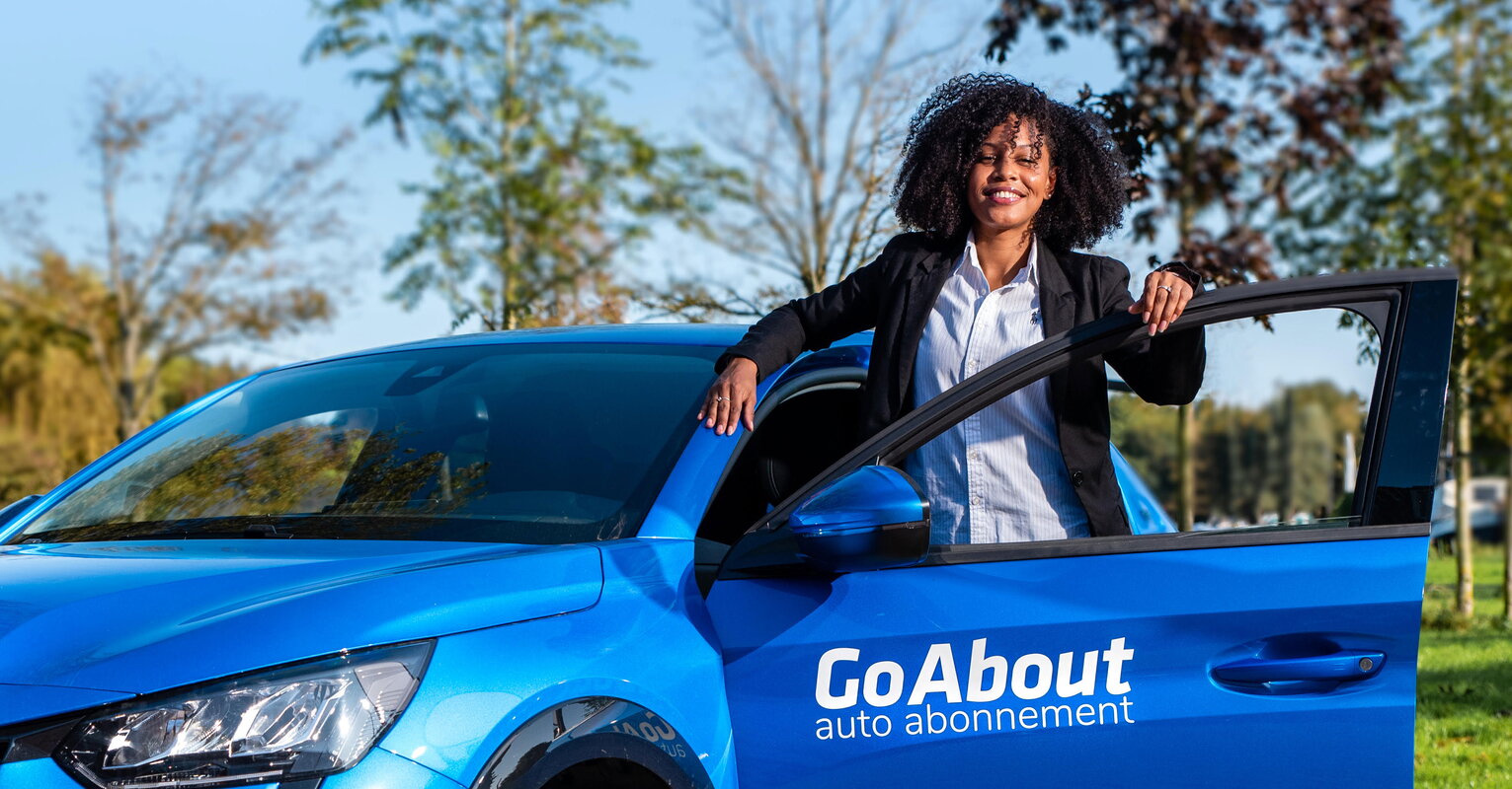 GoAbout deelauto vrouw staat bij auto met geopende deur