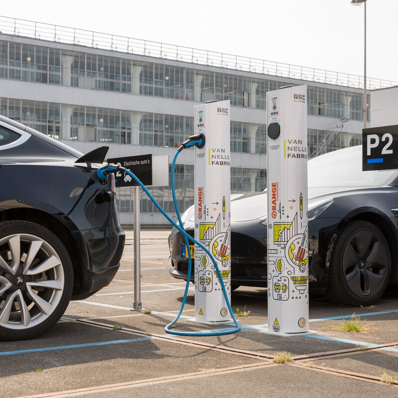 Orange charging laadpalen op locatie