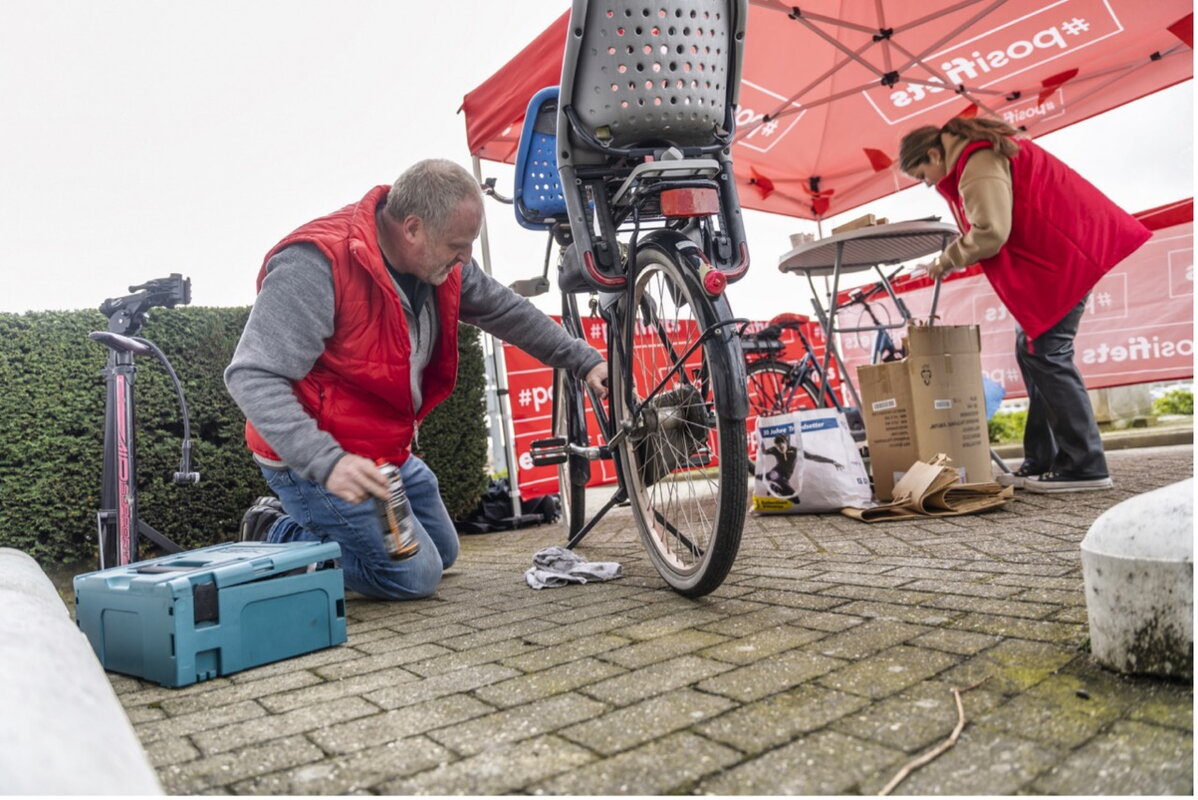 Rijwielhandelaar Verhulst bezig met een fiets