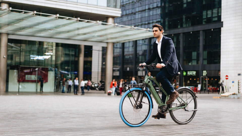 Swapfiets man op fiets