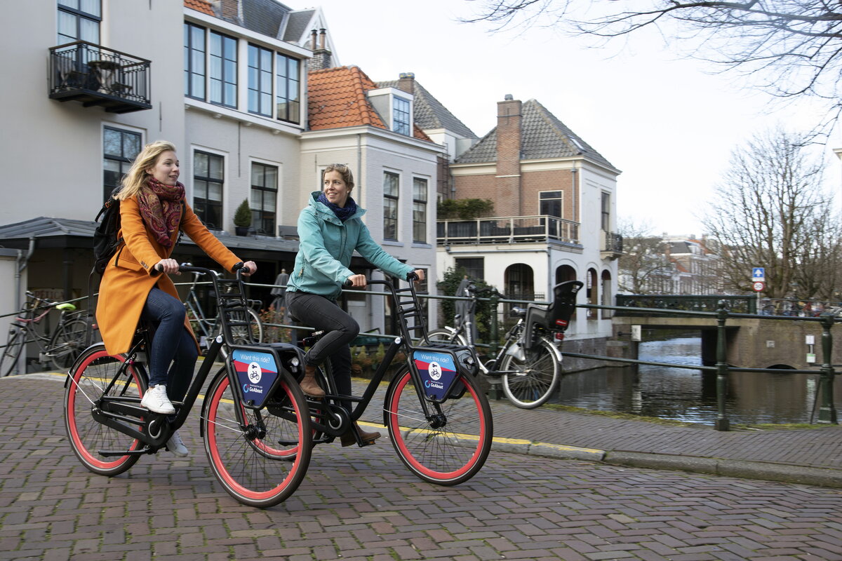 Twee meisjes op deelfiets GoAbout