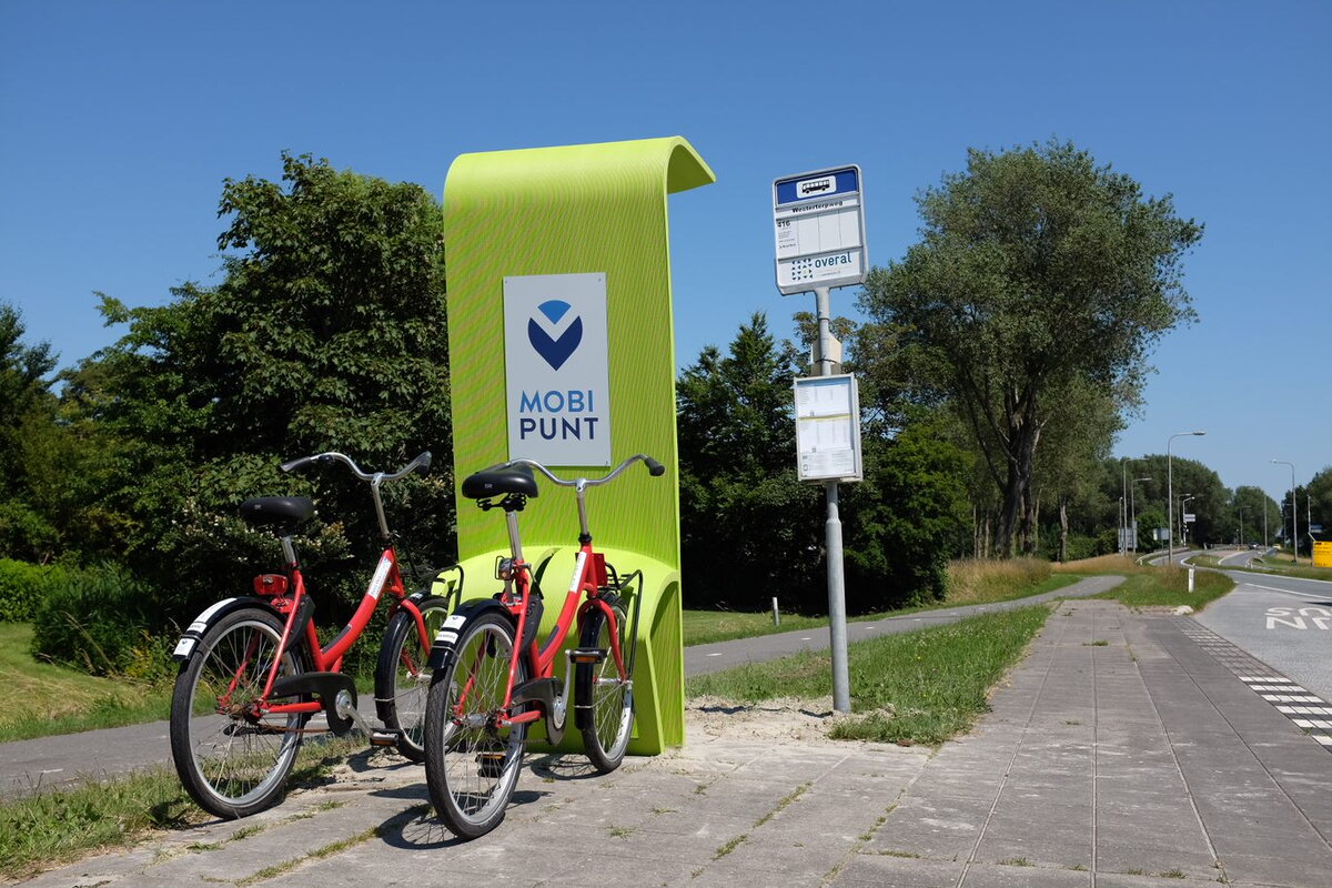 Uw Deelfiets deelfietsstation met twee fietsen