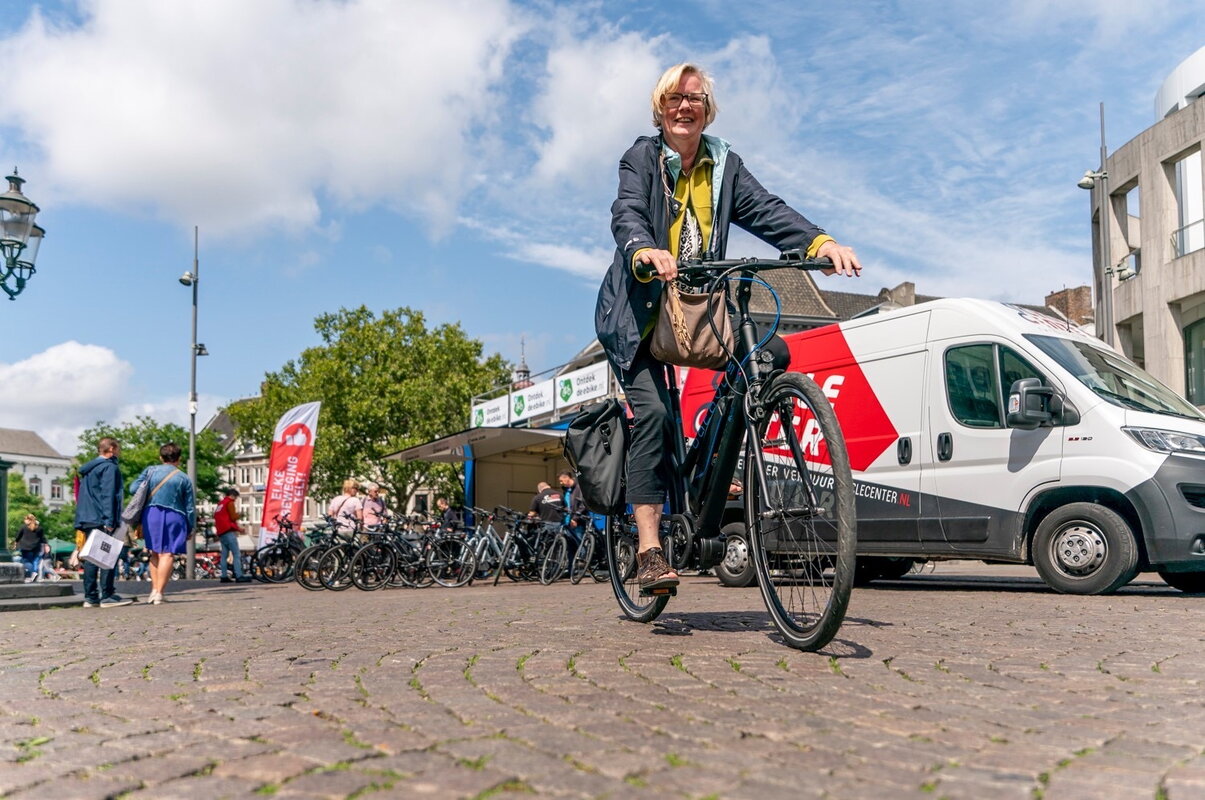 Vrouw op fiets van Cycle Center fietst weg