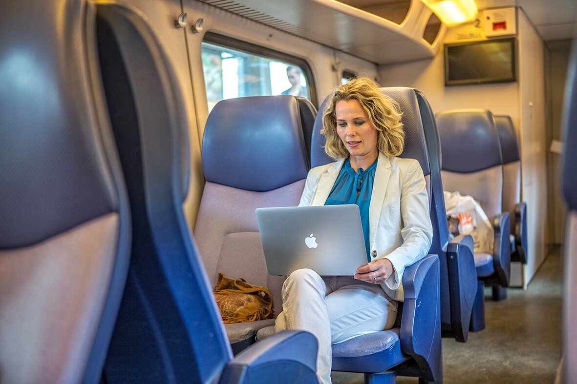 Vrouw werkt in de trein