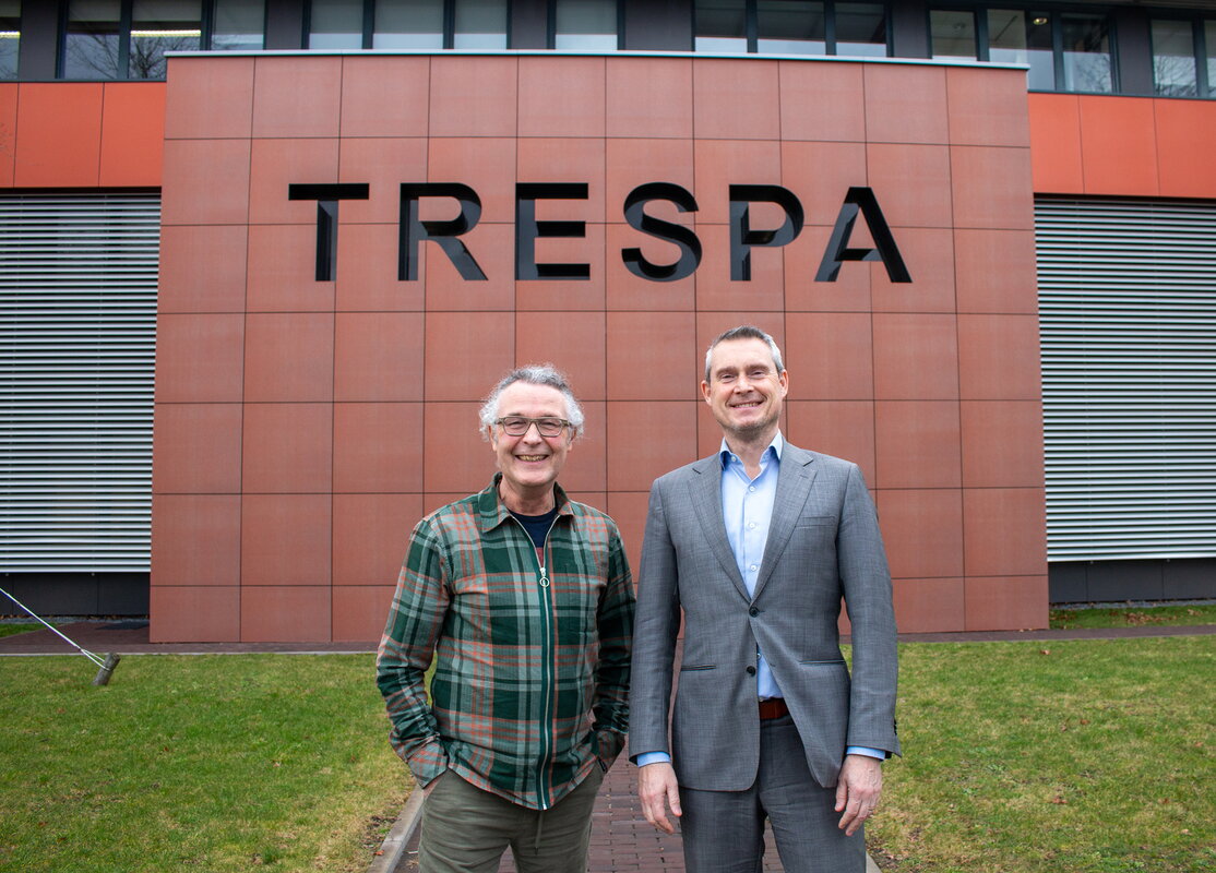 Frans Smidt en Rob Schaap staan voor het gebouw van Trespa