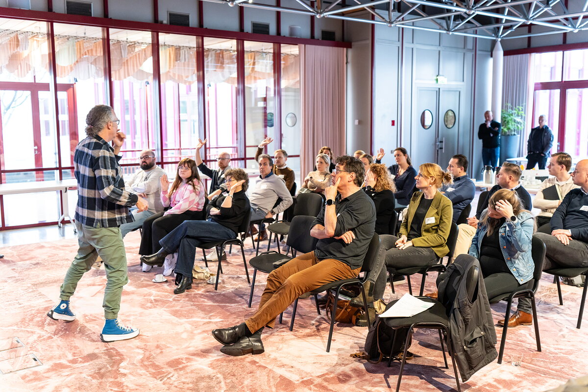Rob Schaap stelt vraag aan aanwezigen in de zaal tijdens Mobiliteitscafé op 17 april 2024