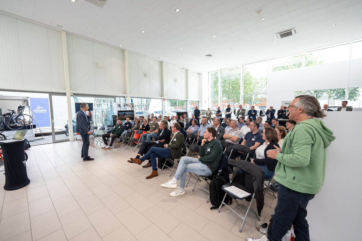 Overzichtsbeeld van spreker Paul Sauerbier, Rob Schaap en aanwezigen in de zaal tijdens Mobiliteitscafé 22 mei 2024 bij Wealer