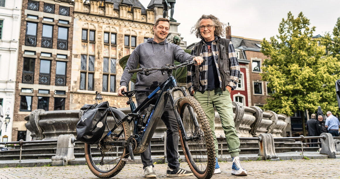 Daniel Hutschenreuter met fiets en mobiliteitsmakelaar Rob Schaap in centrum Aken