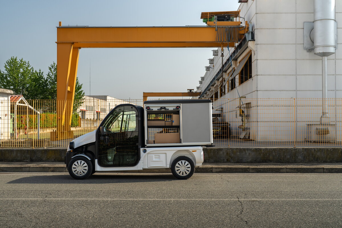 Elektrische bedrijfsauto Pulse 4 op de weg van Urban Mobility Group Benelux