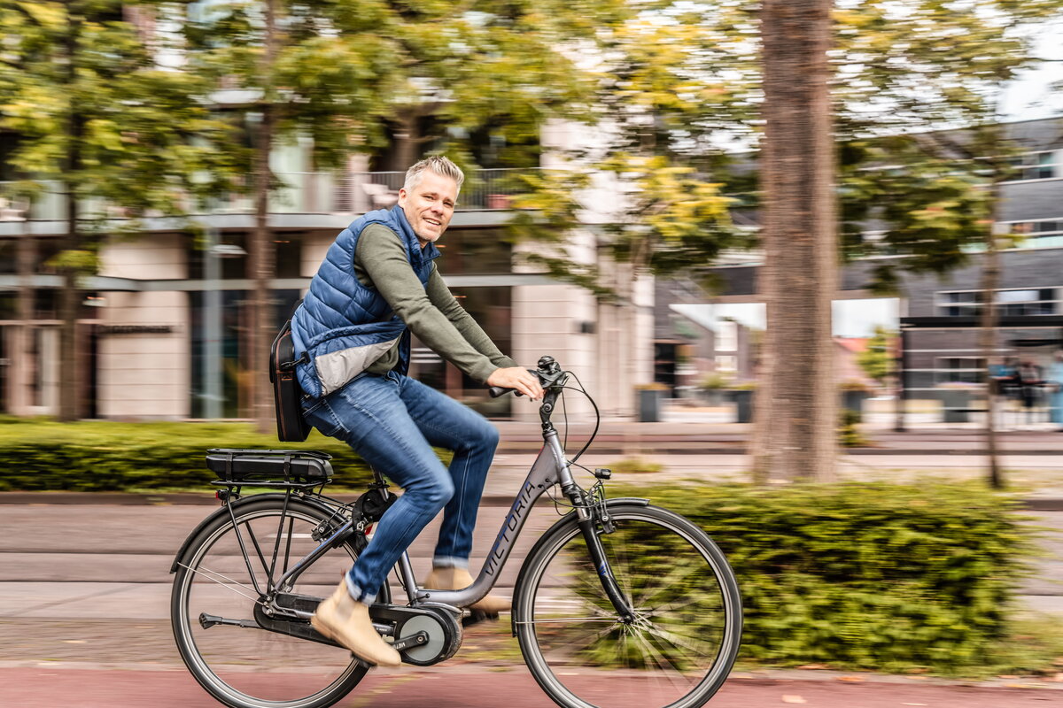 man fietsend op fietspad