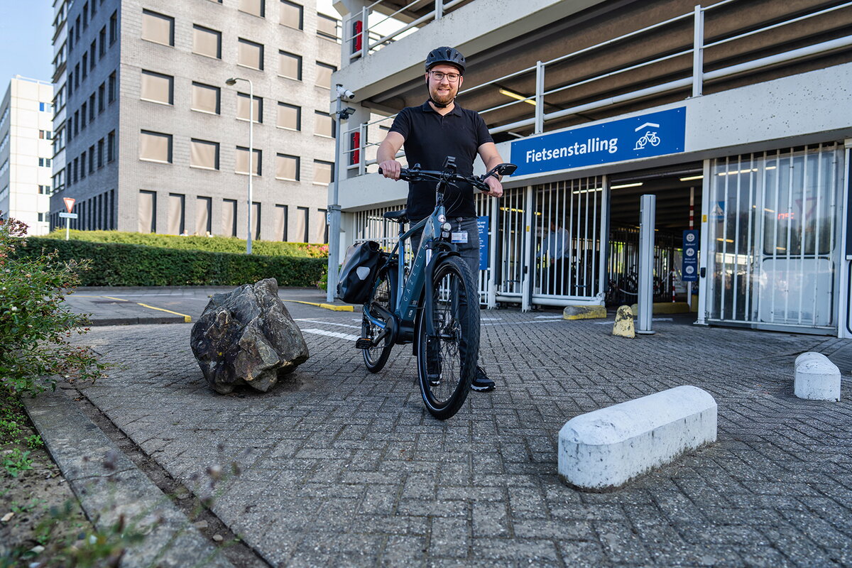 Alexander Knooren van MUMC+ bij zijn fiets voor de fietsenstalling van het MUMC+