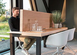 Man werkt aan bureau van Thuiswerktafel.n