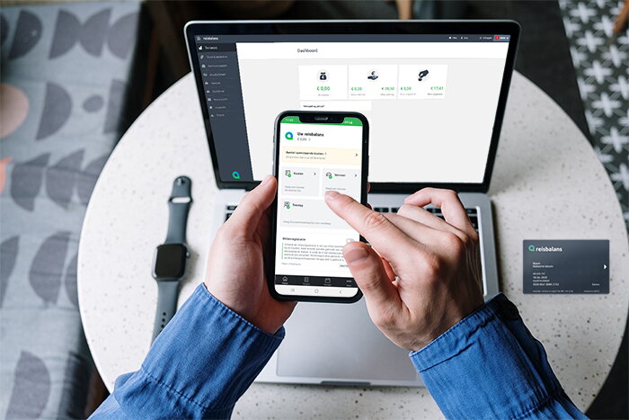 Reisbalans met beeld van vrouwenhanden die app gebruikt en desktop om reisdeclaraties te bekijken