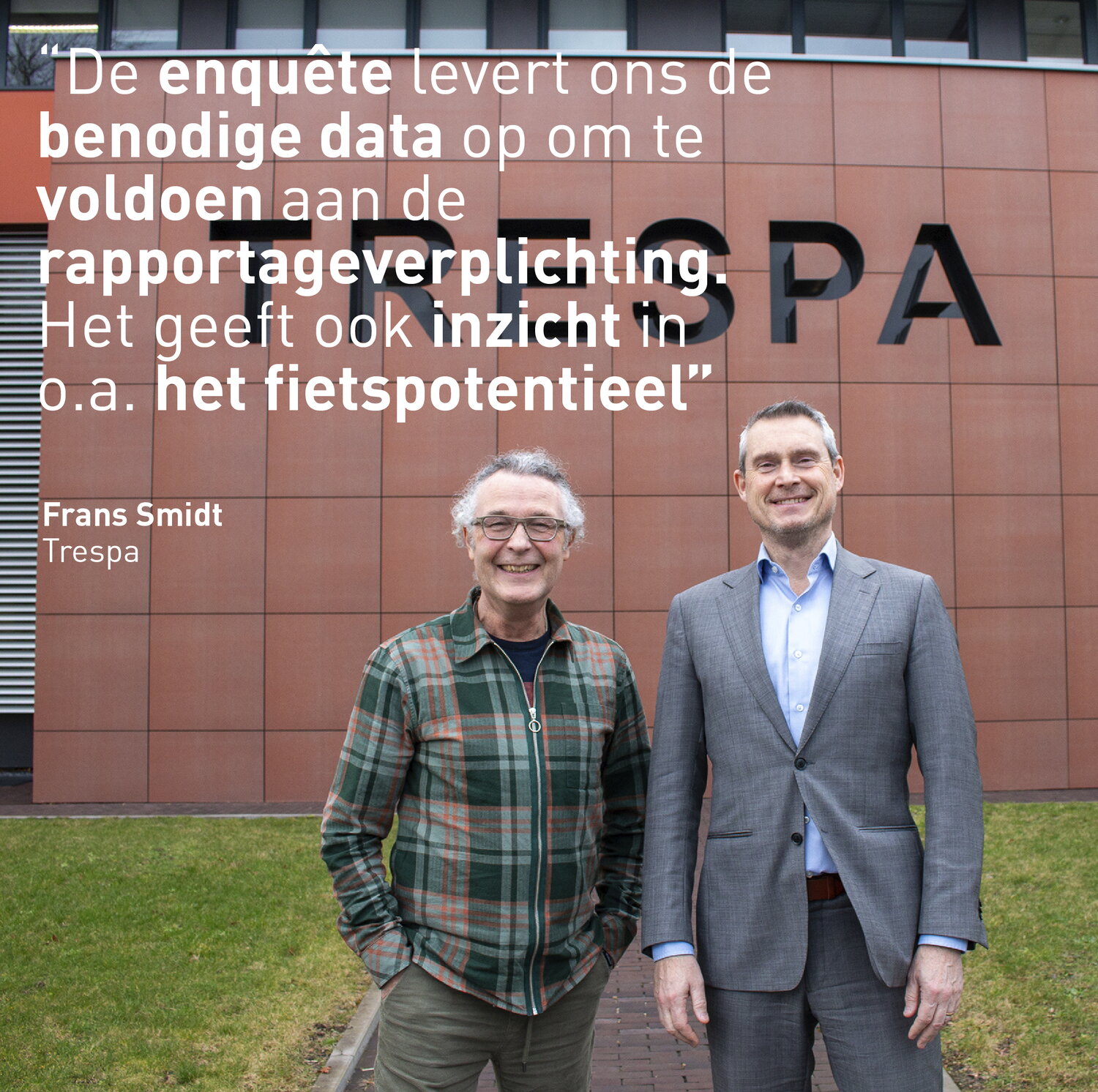 Banner van rapportageverplichting Frans Smidth en Rob Schaap staan voor het gebouw van Trespa - Quote: De enquête levert ons de benodigde data op om te voldoen aan de rapportageverplichting. Het geeft ook inzicht in o.a. het fietspotentieel