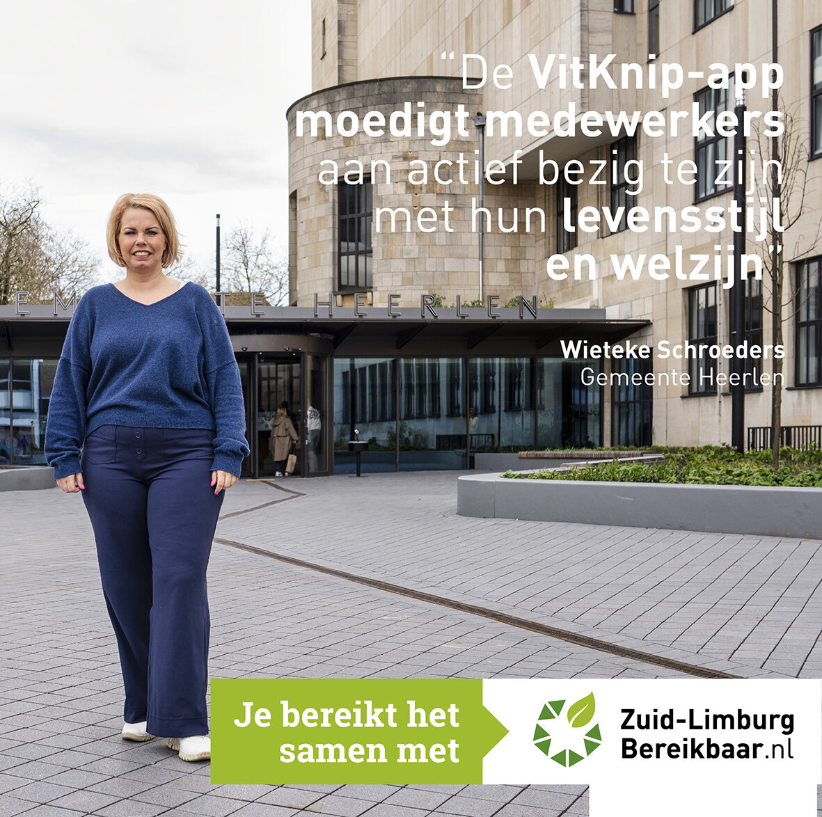Wieteke Schroeders in een blauwe trui voor een gebouw. De tekst: De Vitknipp-app moedigt medewerkers aan actief bezig te zijn met hun levensstijl en welzijn