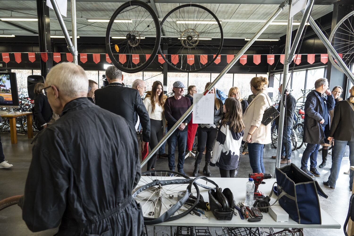 sfeerbeeld opening nieuw ambachtscentrum fiets in Maastricht