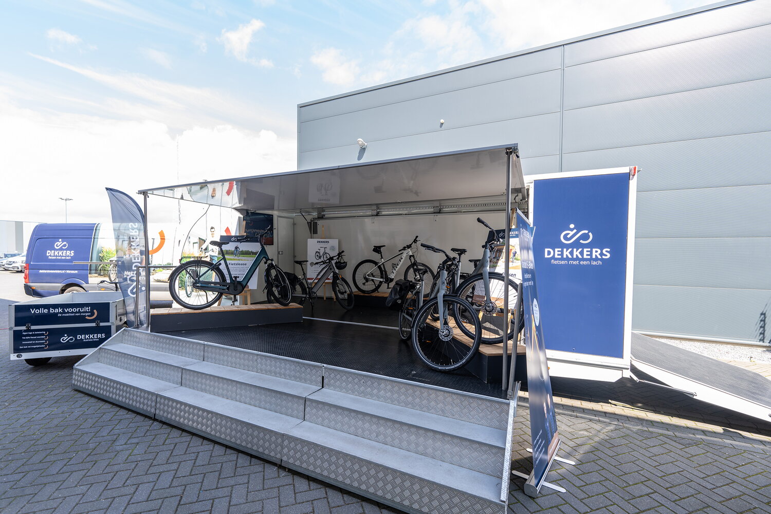Mobiele fiets showroom met elektrische fietsen en elektrische bakfiets van Dekkers Business Bikes