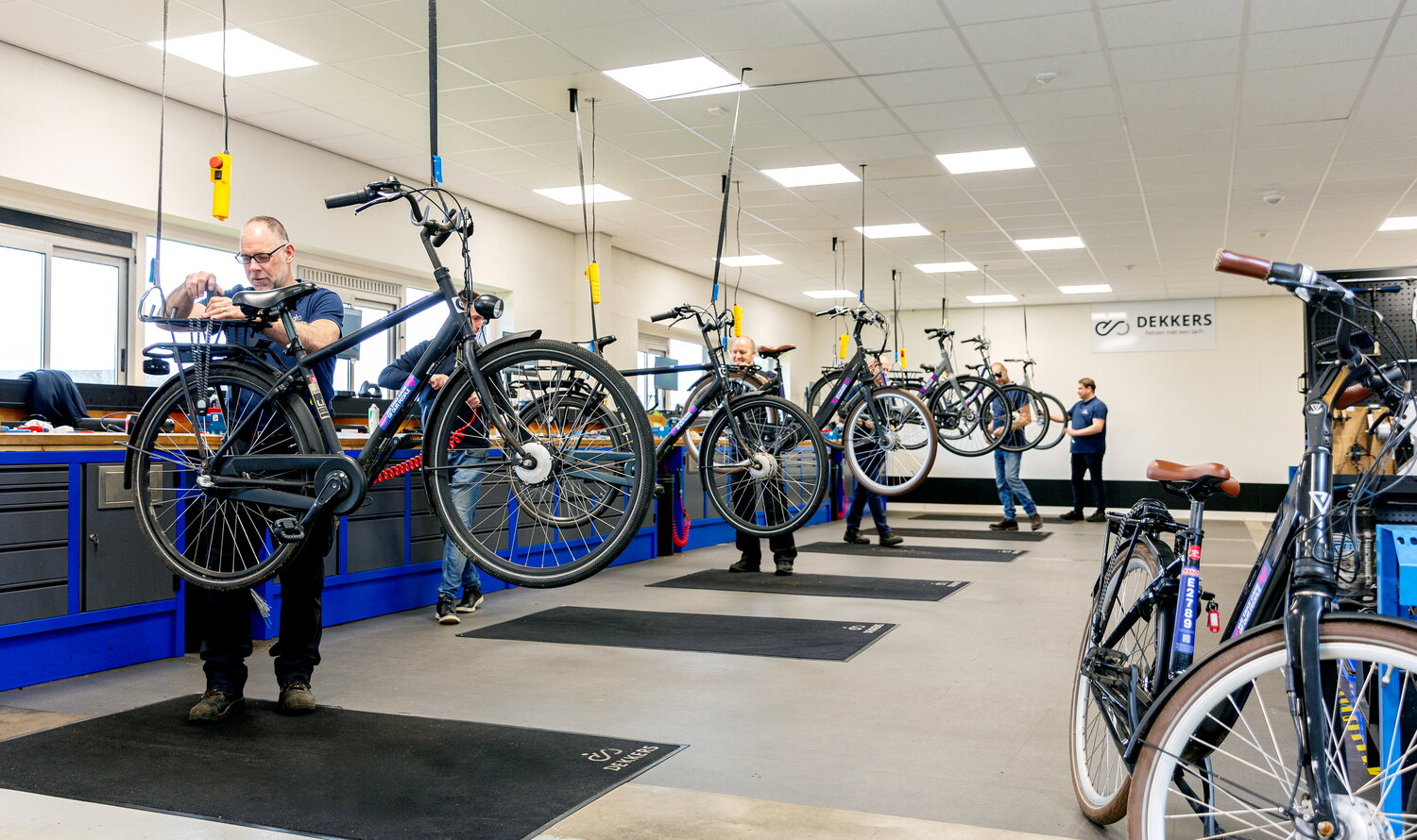Mensen aan het werk aan fietse bij Dekkers Business Bikes