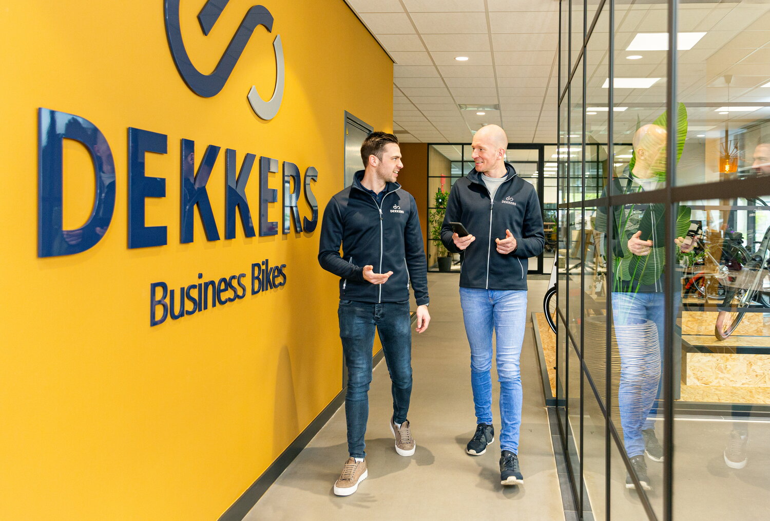 Twee mensen op kantoor bij Dekkers Business Bikes