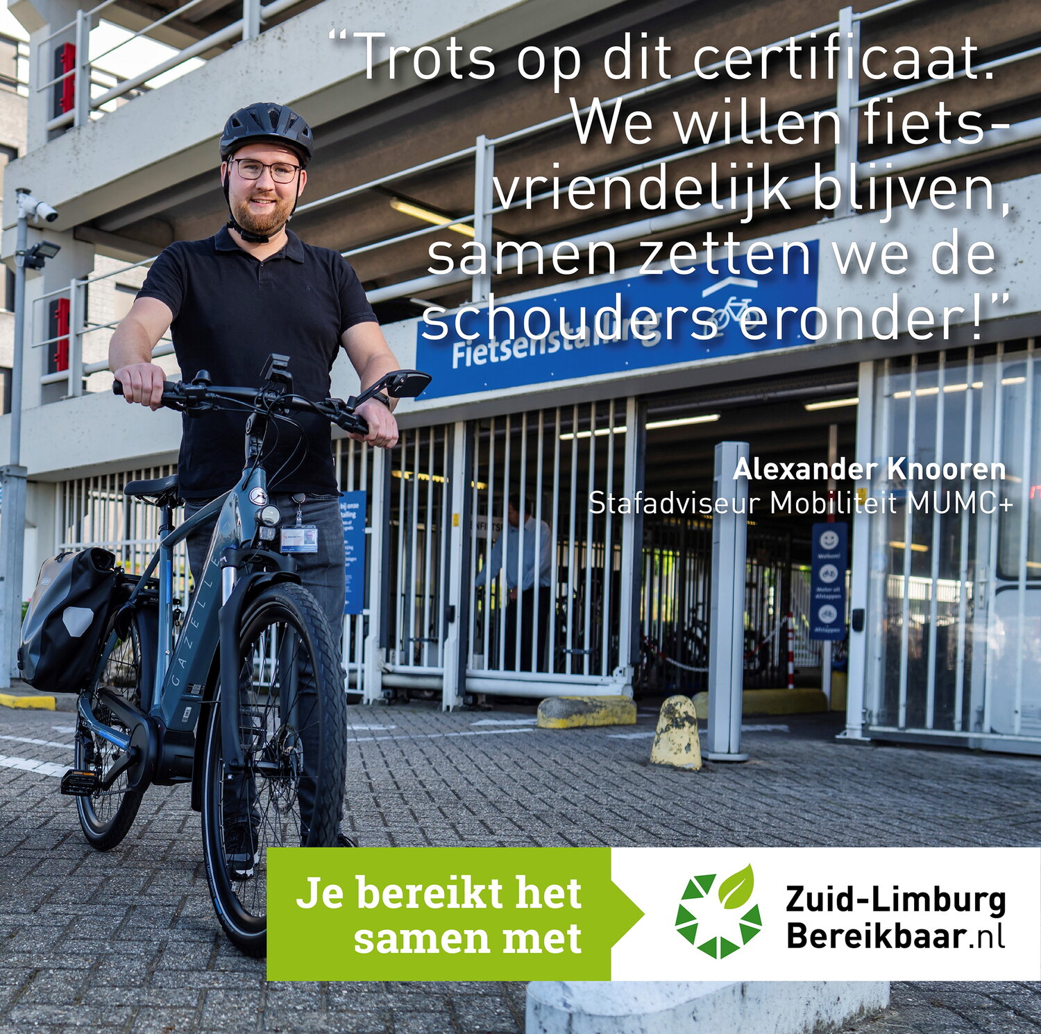 Alexander Knooren bij fietsenstalling MUMC+ - Tekst "Trots op dit certificaat. We willen fietsvriendelijke blijven, samen zetten we de schouders eronder!" en pay-off Je bereikt het samen met Zuid-Limburg Bereikbaar.