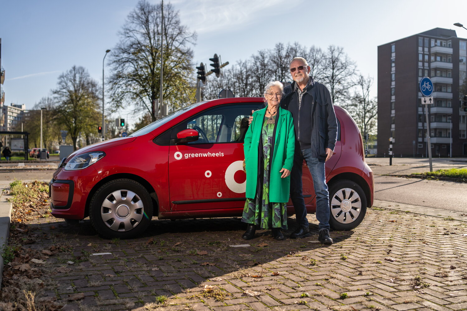 Theo de Vrede en vrouw met deelauto