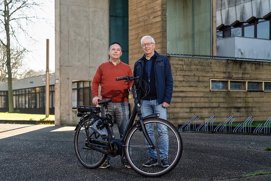 Nick Cruts en Han gemeente Sittard-Geleen bij het stadhuis met fiets - interview fietslease voor gemeenten