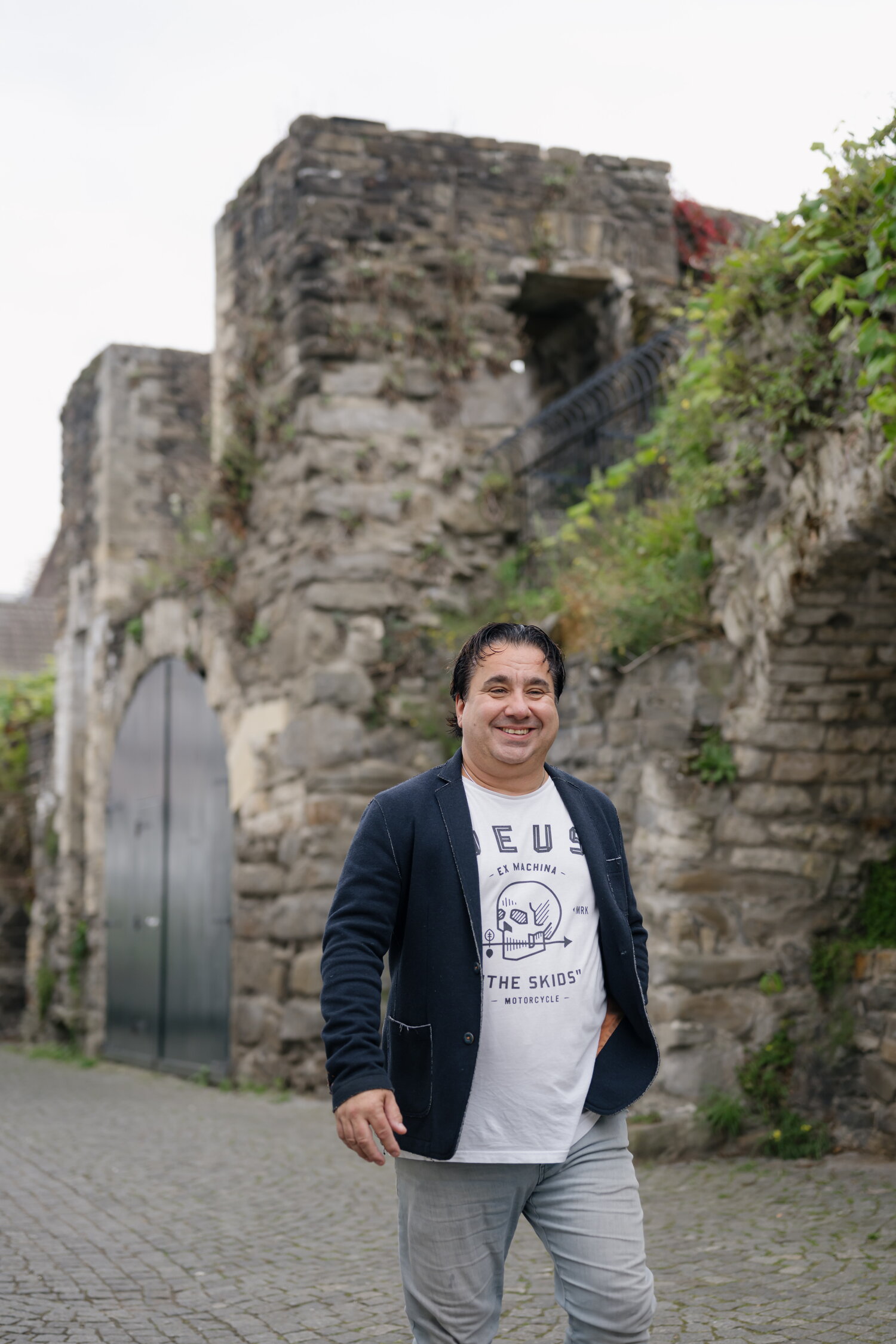 Gino wandelt langs een stuk Maastrichtse stadsmuur