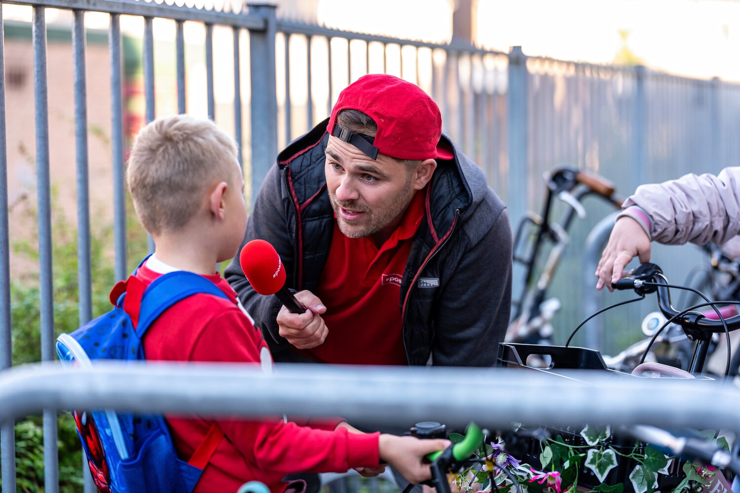 Danny Pouwels in gesprek met kind op de fiets voor de campagne kort ritje naar school