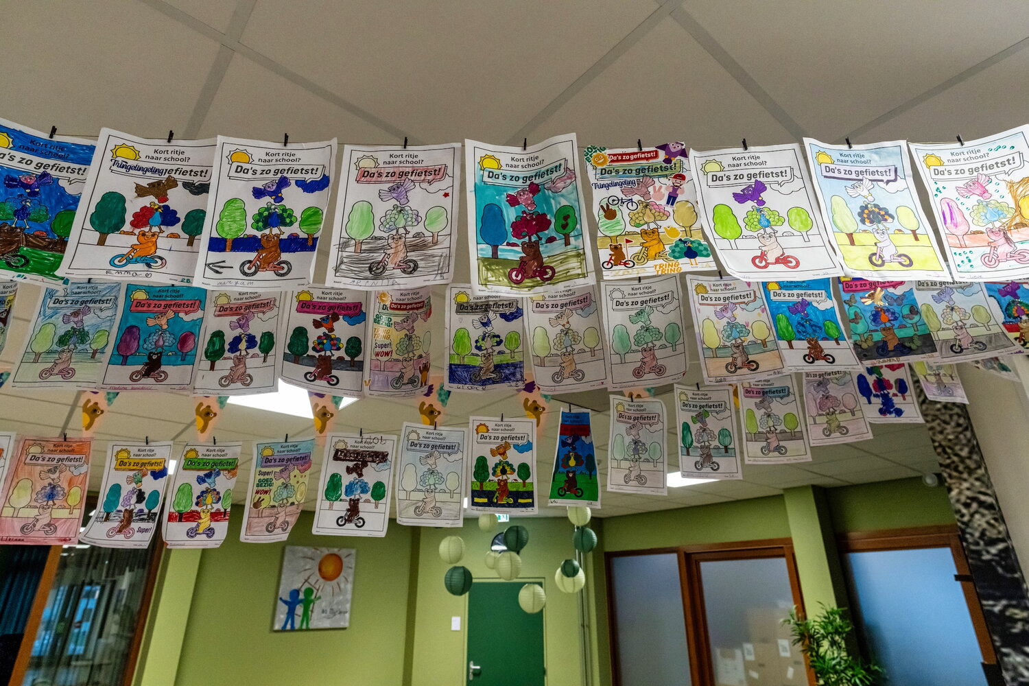 Kleurplaten da's zo gefietst campagne hangen op in het klaslokaal van basisschool