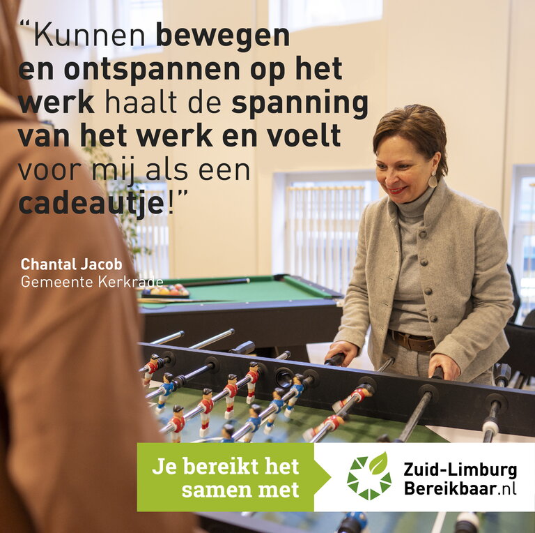 Chantal Jacob staat aan een tafelvoetbaltafel - Quote: Kunnen bewegen en ontspannen op het werk haalt de spanning van het werk en voelt voor mij als een cadeautje.jpg