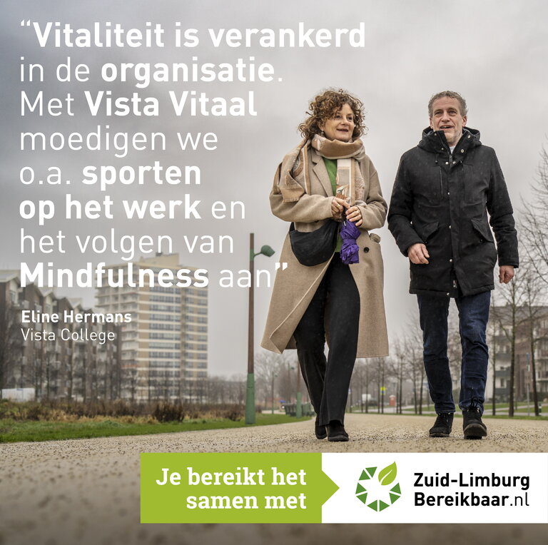 Eline Hermans met collega tijdens wandeling met een flatgebouw op de achtergrond- Quote: Vitaliteit is verankerd in de organisatie Met Vista Vitaal moedigen we o.a. sporten op het werk en het volgen van Mindfulness aan