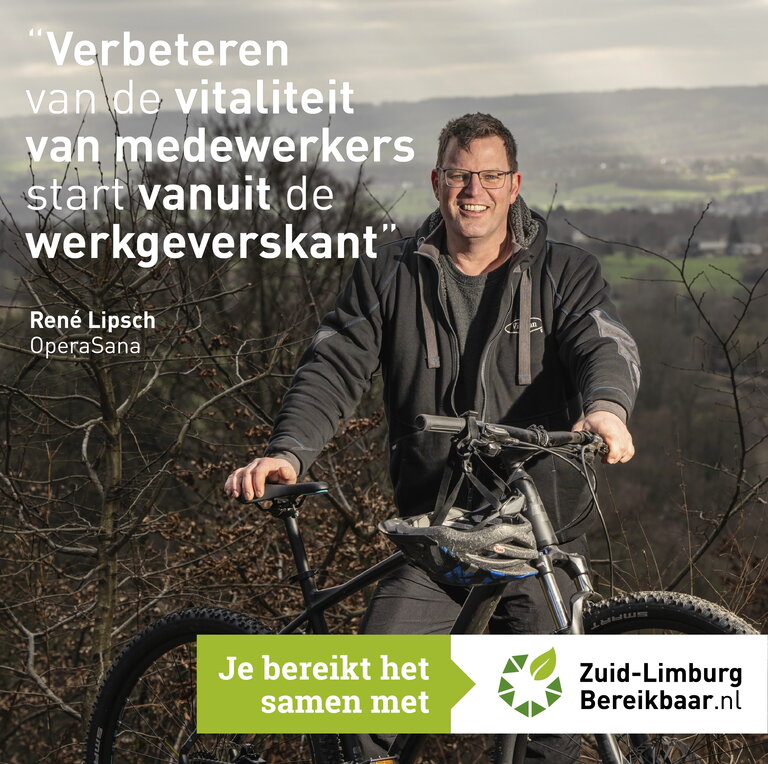 René Lipsch op de fiets met landschap op de achtergrond - Quote: Verbeteren van de vitaliteit van de medewerkers start vanuit de werkgeverskant