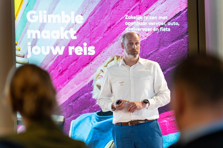 Jochem Reintjes van Arriva aan het woord tijdens het Mobiliteitscafé op 17 april 2024