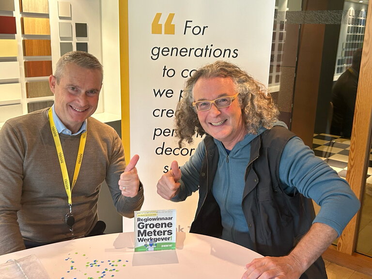 Frans Smith Trespa en mobiliteitsmakelaar Rob Schaap bij de overhandiging van de Zo Werkt Het award 2024 De Groene Meters Werkgever award