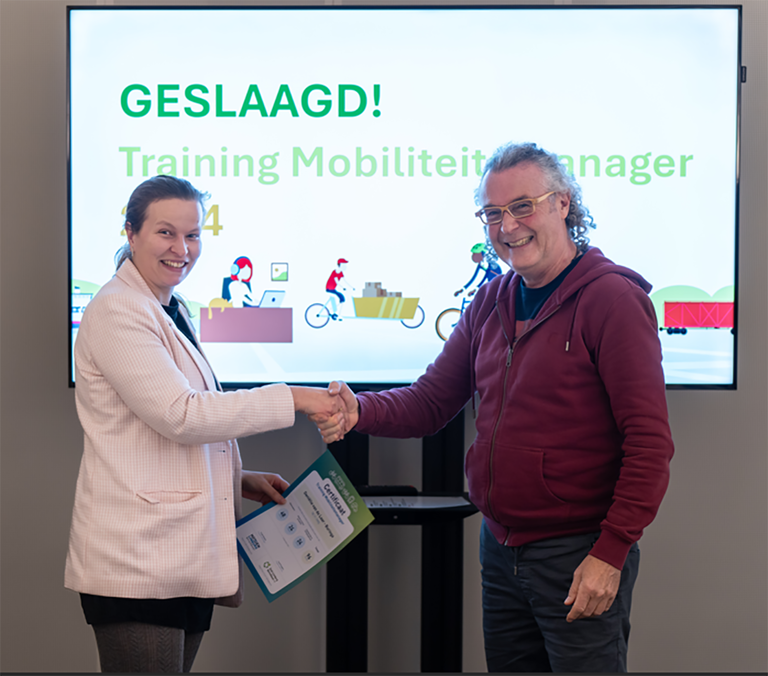 Danielle van de Laar-Buringa ontvangt van Rob Schaap het certificaat van de training tot mobiliteitsmanager