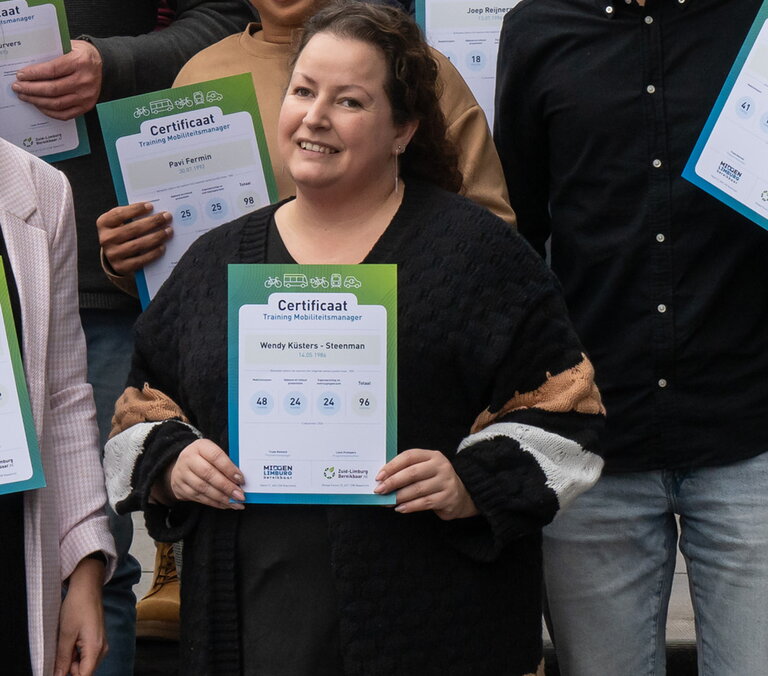 Wendy Küsters-Steeman met het certificaat training tot mobiliteitsmanager in haar handen